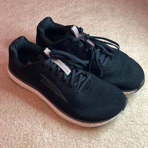 practically new black altra escalante 2.5 sneaker